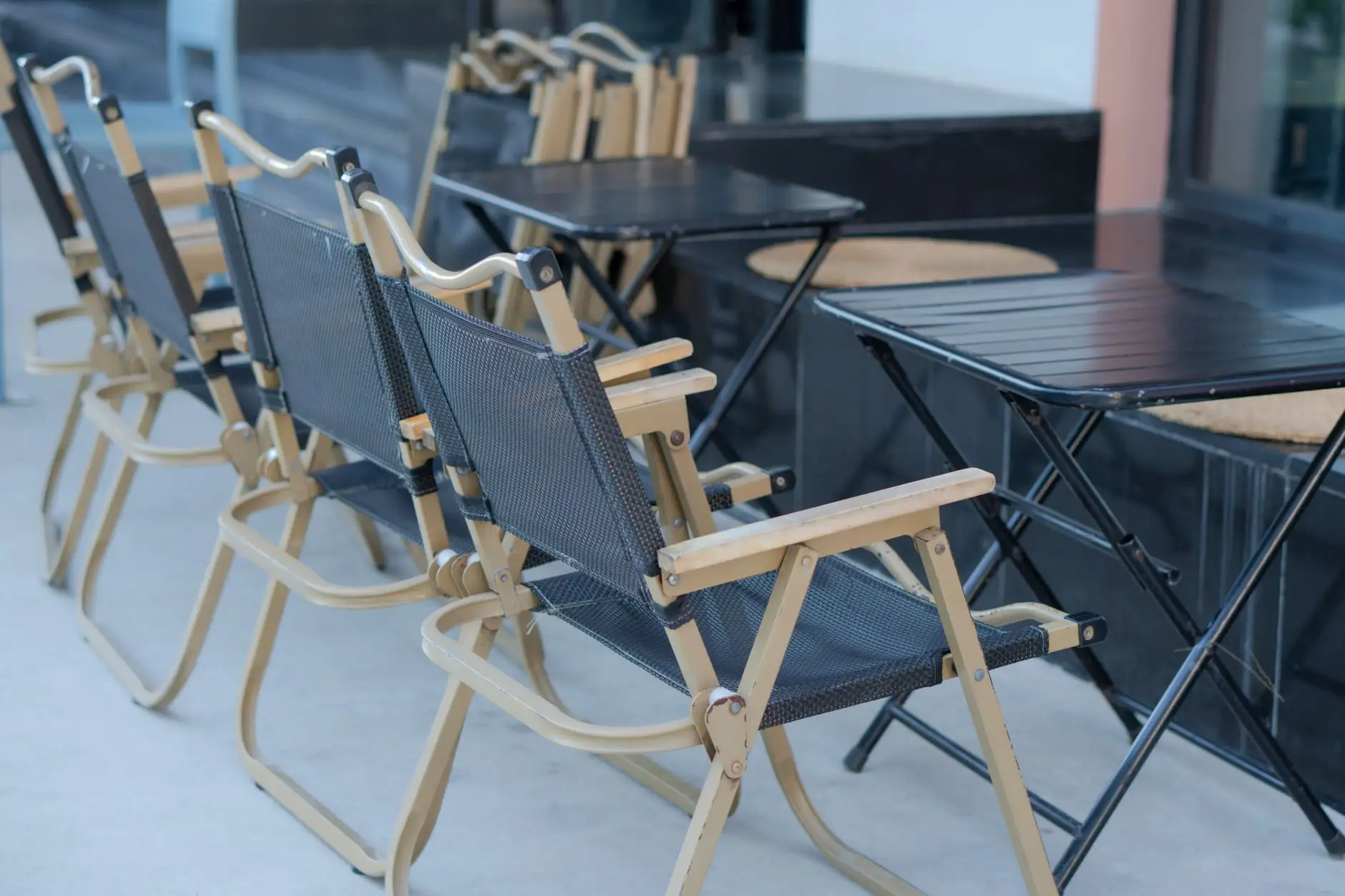 成都塑料凳与折叠桌搭配方案:户外场景 seating 布局指南正文配图 1