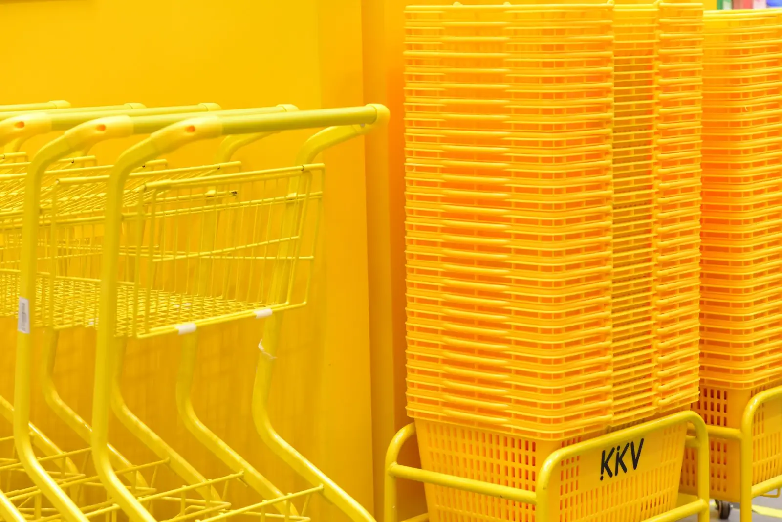 成都地区塑料桌椅选材指南:耐用户外家具的材质对比