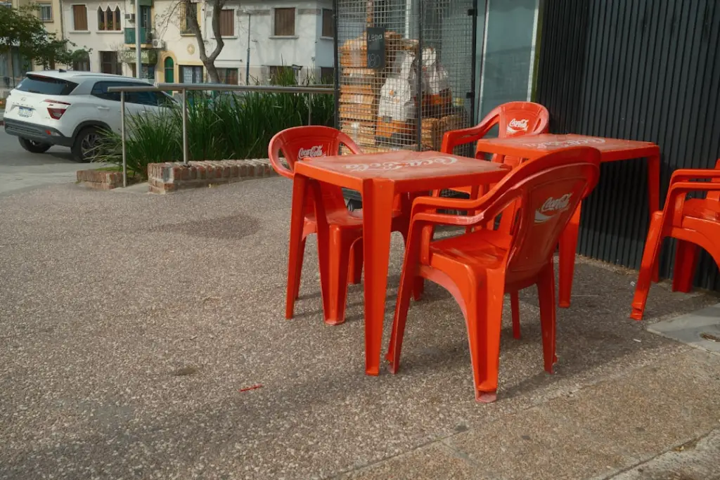 成都塑料凳与折叠桌搭配方案:户外场景 seating 布局指南正文配图 2